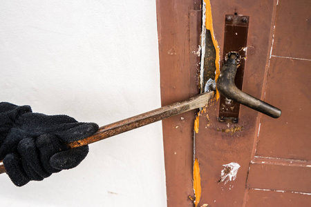 法律断路器窃贼破门而入照片