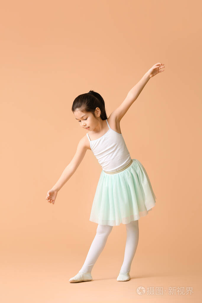 彩色背景上可爱的小芭蕾舞演员