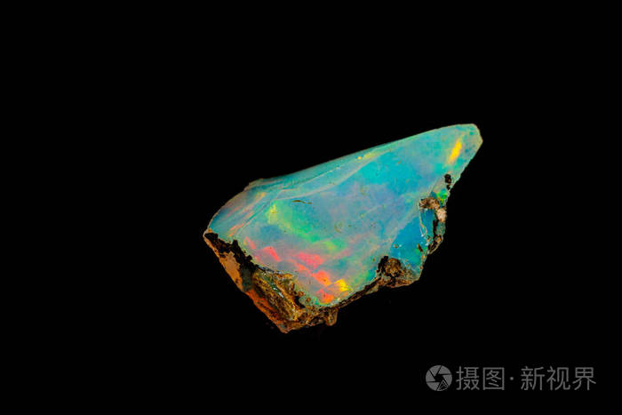 巨大的矿物石稀有美丽的蛋白石黑色背景