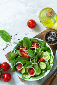饮食菜单。健康蔬菜沙拉，新鲜番茄，黄瓜，上