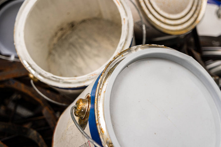 旧的白色油漆桶照片