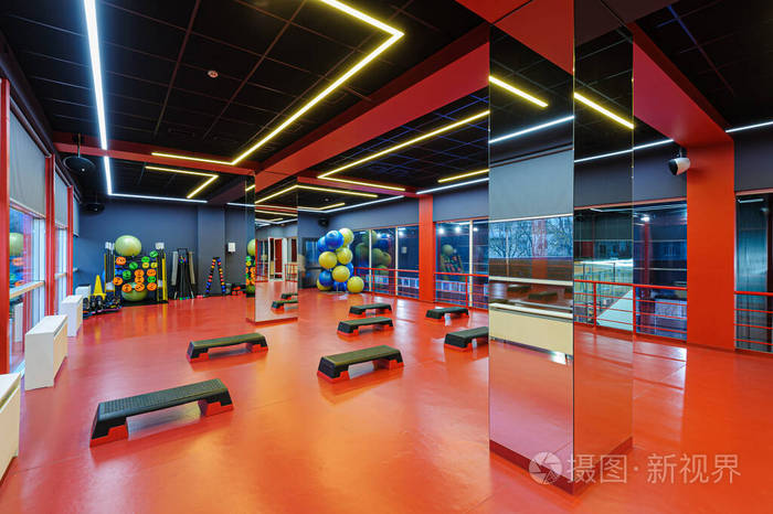 有氧健身室室内有台阶平台
