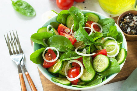 饮食菜单。健康蔬菜沙拉，新鲜番茄，黄瓜，上