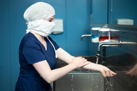 外科医生在手术前给手消毒.照片