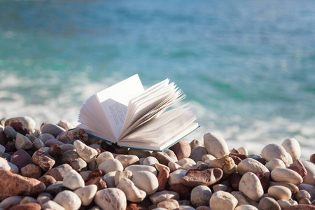 在海边读书.阅读纸质书的概念,假期放松.照片