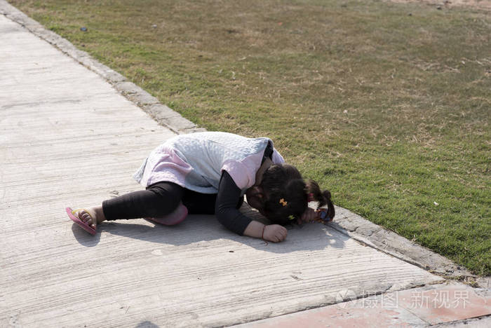 小女孩把脸藏起来