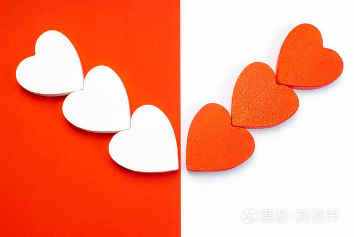 情人节红白相间背景的白色和红色木制心形图案设计师空白情人节概念