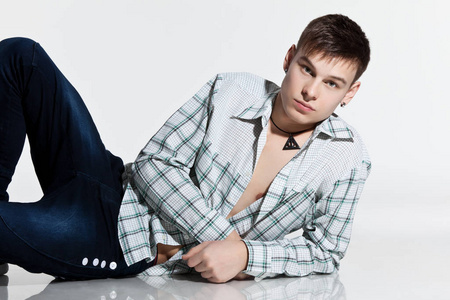 一个成熟的留着胡子的男人,穿着白色衣服.