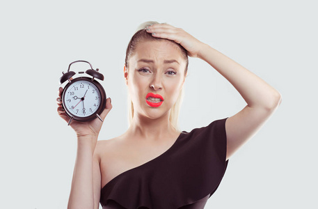 特写肖像女强调员工拿着时钟焦急地看着你的相机时间不够孤立的白色