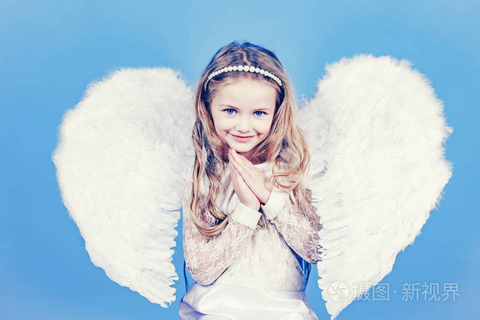 天使的小手为你祈祷调皮的小天使女孩站在你紧握的拳头