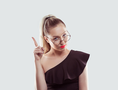 肖像不开心严肃的现代风格女孩举起手指说哦不注意不要在白色浅蓝色