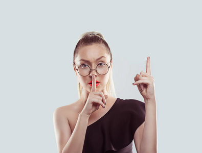 要求保持沉默的女人图片