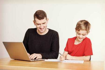 因特网 研究 在一起 笔记本电脑 起源 儿子 桌子 教育
