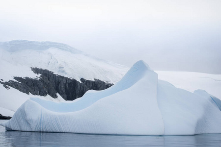 南极冰川在雪地里。美丽的冬季背景。