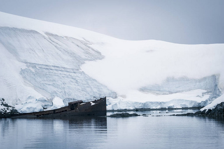 南极洲锈迹斑斑的沉船