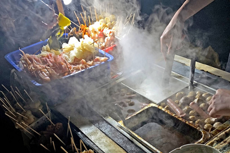 夜宵大排档香港美食夜宵,传统鱼丸,辣鱿鱼照片
