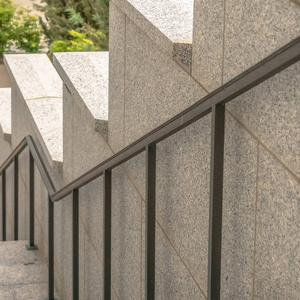 建筑物的方形室外楼梯,灰色金属扶手靠在侧墙上皮卡车侧踏步楼梯特写