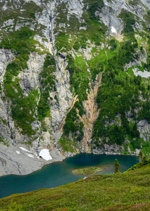 悬疑湖位于陡峭的悬崖下图片