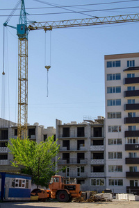 建筑起重机和蓝天下的在建建筑