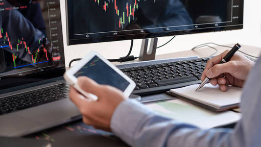 在股票市场的多个电脑屏幕上谈论外汇投资交易财务图表数据分析