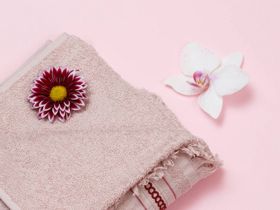 粉红色背景上有花朵的柔软毛巾布。
