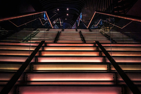 玻璃栅栏电影院灯光楼梯的室内设计照片