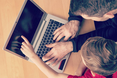 男孩 父母 平板电脑 闲暇 教育 笔记本电脑 男人 儿子