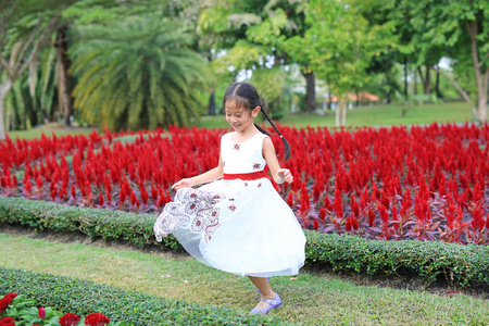 享受 连衣裙 自由 童年 小孩 活动 公园 开花 花的 快乐