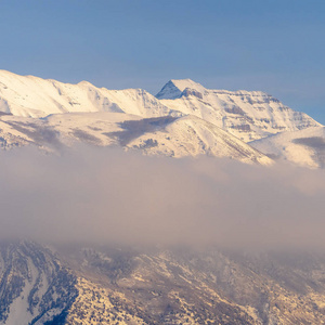 广场冬季景色壮丽的Timpanogos山，蓝天下有雪