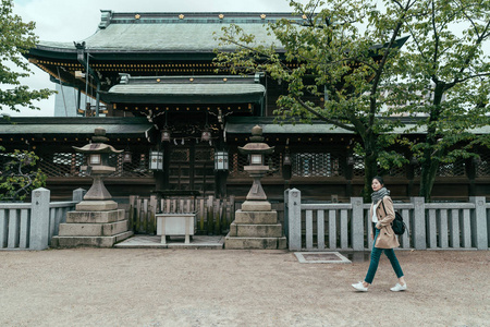 背着背包的女孩走过大阪天目寺图片