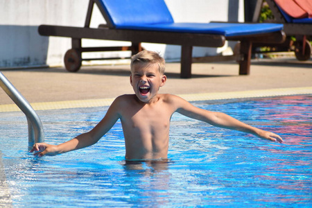 男孩在水里游泳。儿童水上乐园