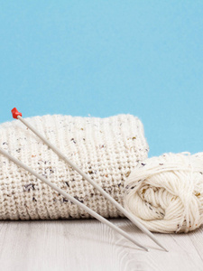 羊毛套头衫和针织用纱线。天然羊毛纱线和针织针线