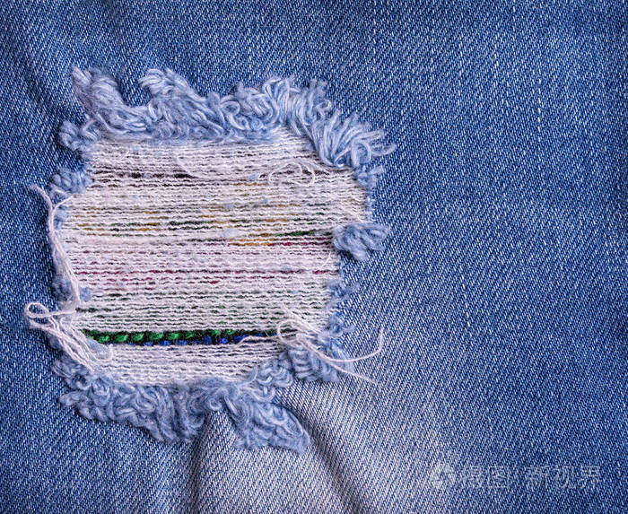 牛仔牛仔裤撕破了破了的蓝色补丁