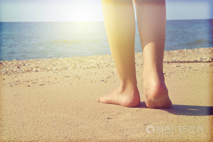 海岸上的女性腿。
