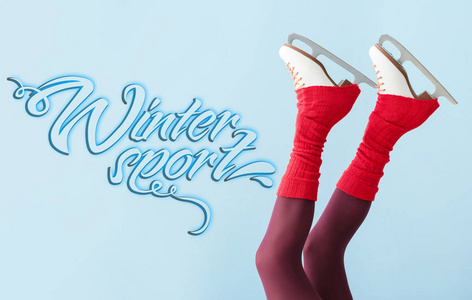 穿着溜冰鞋的年轻女子在蓝色背景上写冬季运动
