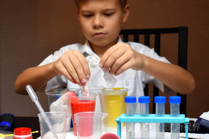 正在修补试管的学生男孩这孩子在家做实验儿童家庭实验室