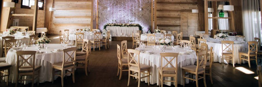婚礼宴会上餐厅里优雅的白色桌子