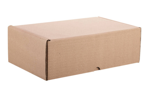 带封闭盖的纸板包装箱,侧面固定,隔离在白色背景上.照片