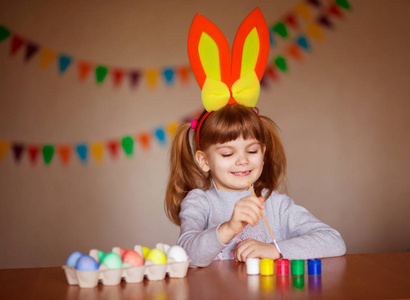 兔子耳朵快乐女孩用画笔画鸡蛋