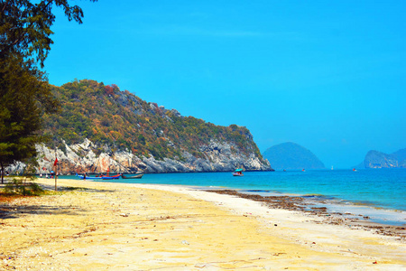 海洋热带天堂。山川大海，风景如画。岛上的荒野海滩。