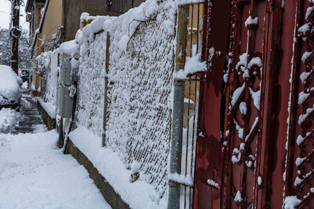 铁丝网加雪金属网。冬季金属网