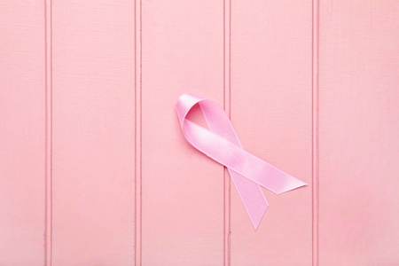 白色木质背景上的粉色丝带。乳腺癌意识概念
