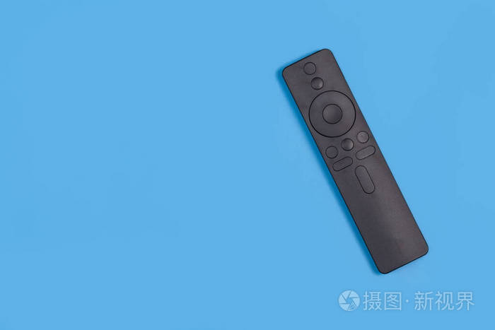 在蓝色背景俯视图上遥控智能电视