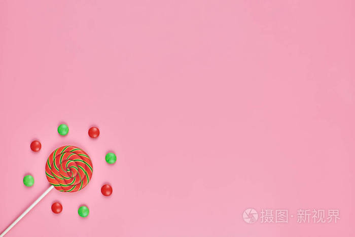 粉色背景的甜棒棒糖和糖果