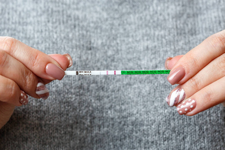 排卵试纸弱阳图片