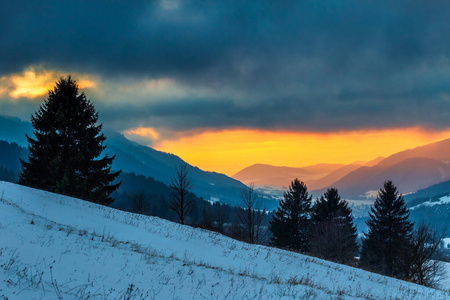 日落时的冬季山景。