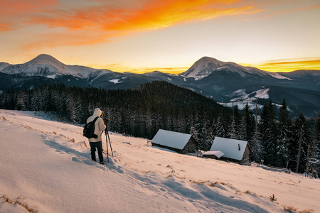拍摄冬山日落的摄影师图片