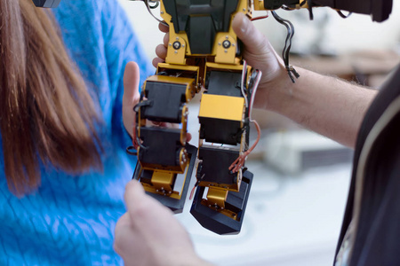 科学家工程师设计小型人类机器人