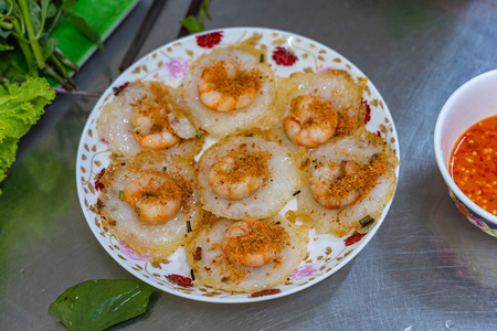 一盘香脆虾仁小煎饼Banh Khot