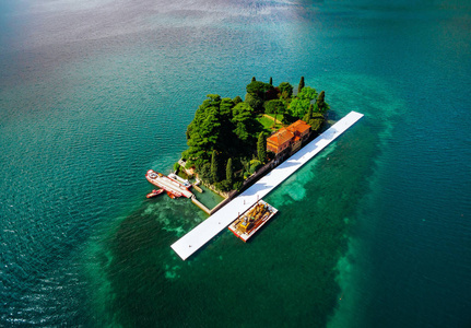 意大利伊索湖中的圣保罗岛。美丽的夏季风景与阿尔卑斯山和蓝色的湖泊。